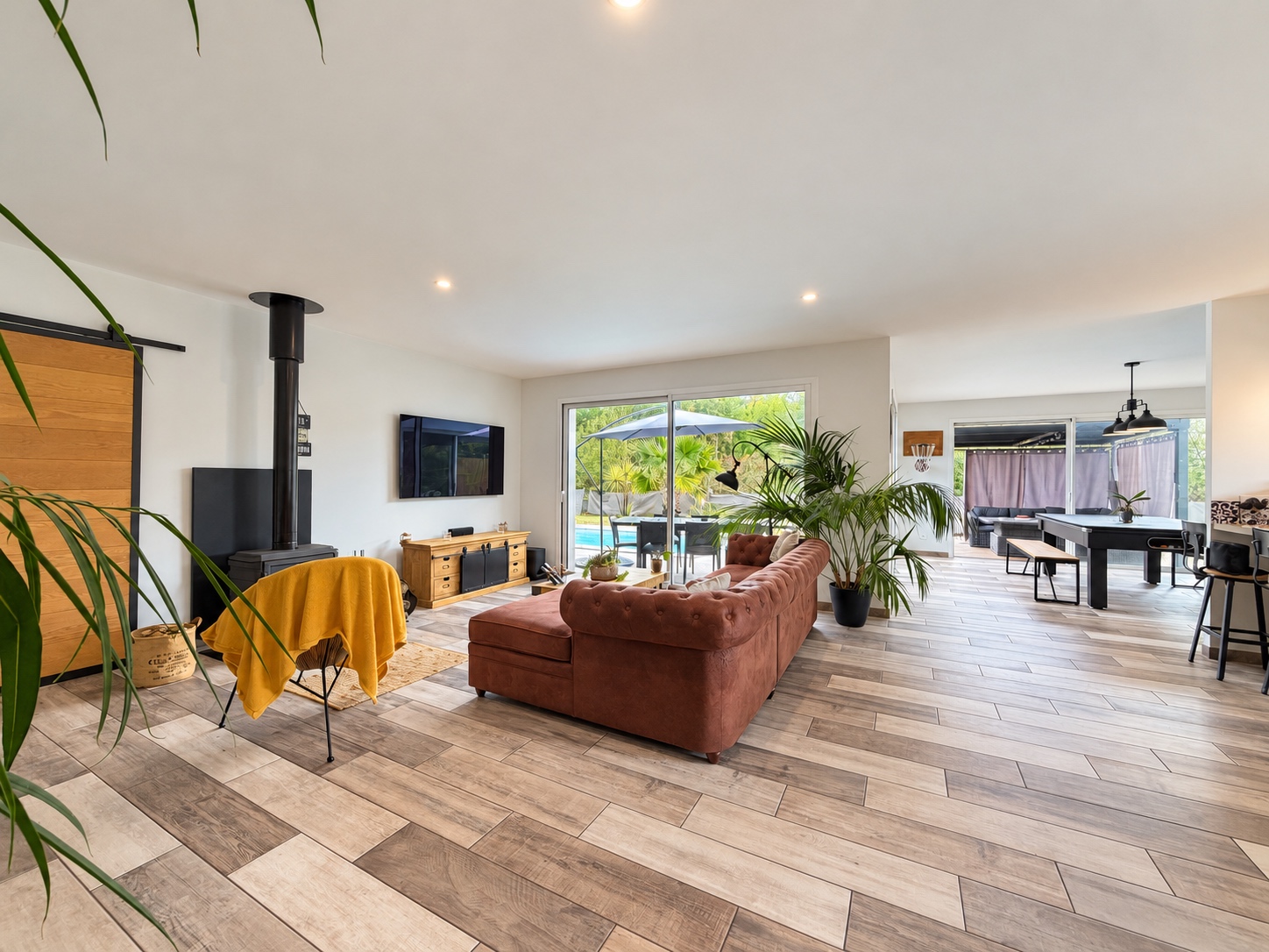 Villa contemporaine de plain-pied à vendre à Audenge – piscine chauffée et jardin paysager