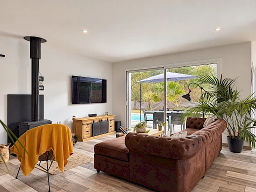 Villa contemporaine de plain-pied à vendre à Audenge – piscine chauffée et jardin paysager
