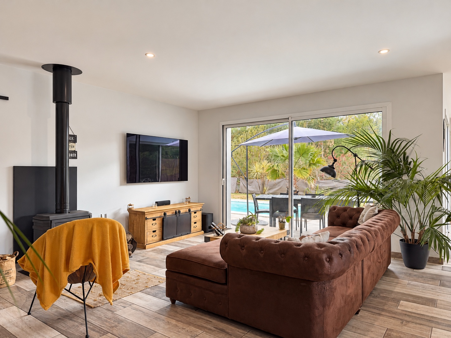 Villa contemporaine de plain-pied à vendre à Audenge – piscine chauffée et jardin paysager