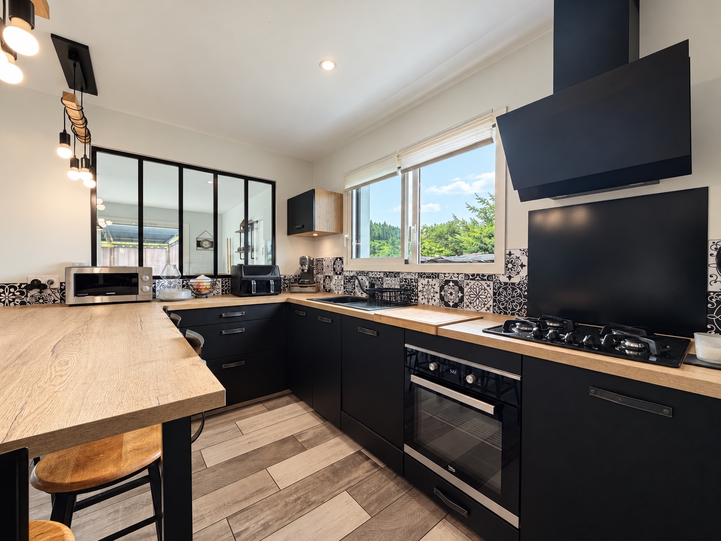 Villa contemporaine de plain-pied à vendre à Audenge – piscine chauffée et jardin paysager