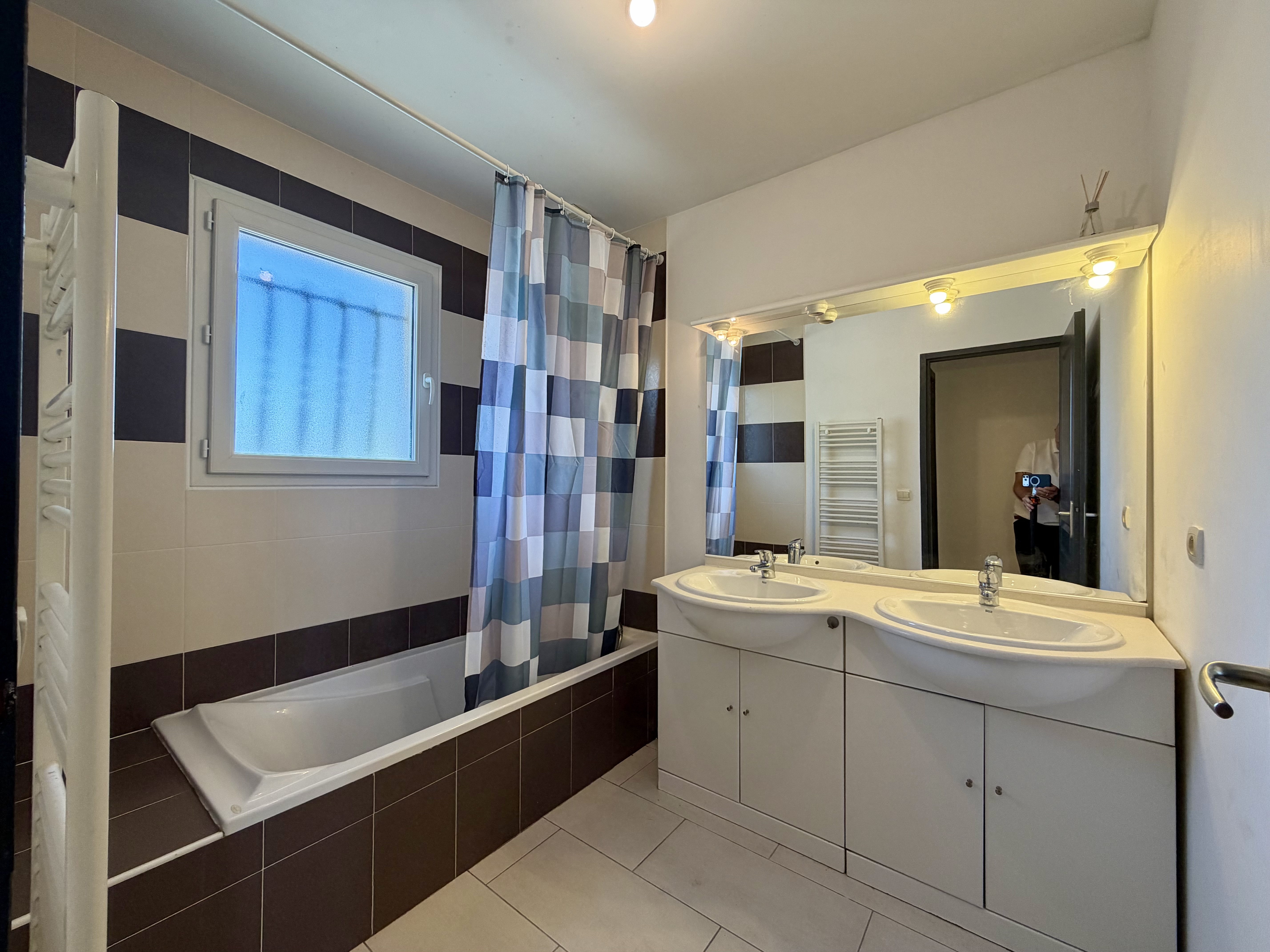 Maison familiale à vendre à Saint-André-de-Cubzac – grande pièce de vie, jardin clos et garage