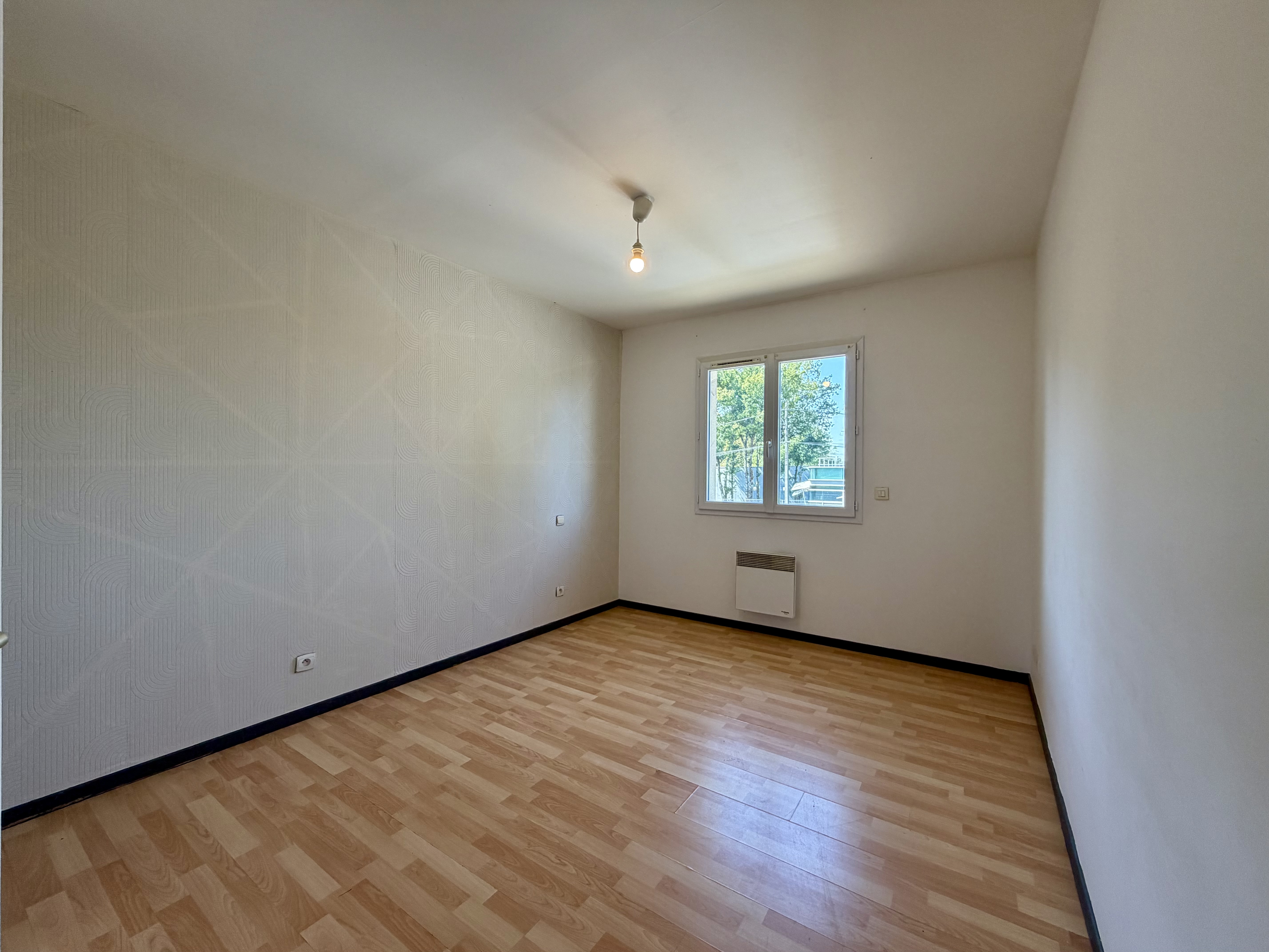Maison familiale à vendre à Saint-André-de-Cubzac – grande pièce de vie, jardin clos et garage