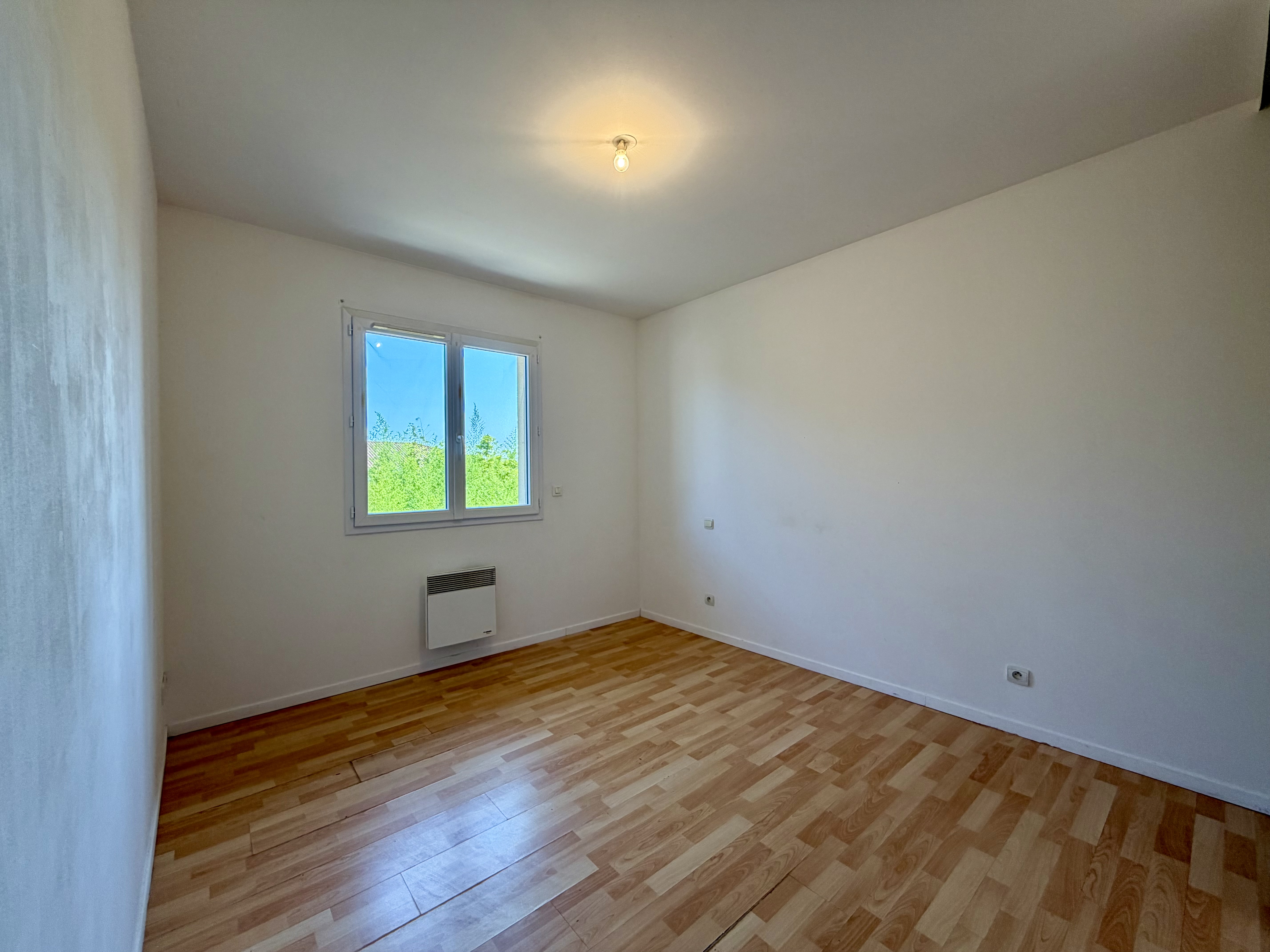 Maison familiale à vendre à Saint-André-de-Cubzac – grande pièce de vie, jardin clos et garage