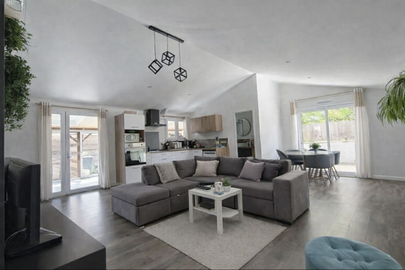 Maison de plain-pied rénovée à Lanton – 171 m², deux espaces de vie et terrain de 792 m²
