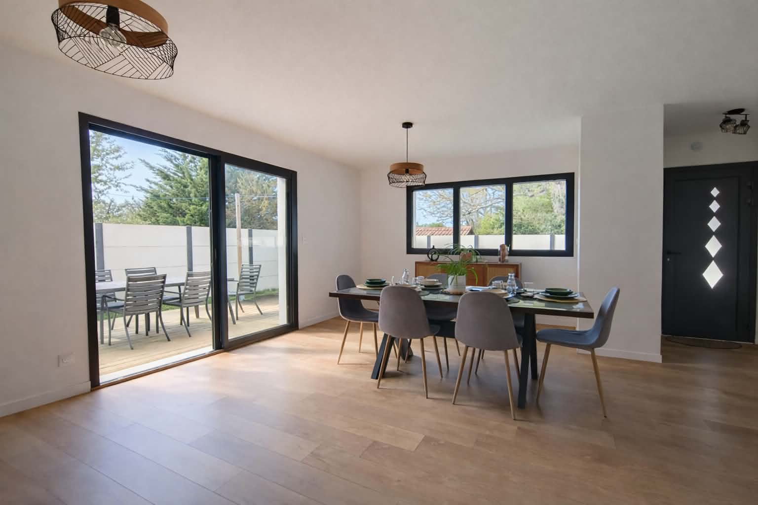 Maison de plain-pied rénovée à Lanton – 171 m², deux espaces de vie et terrain de 792 m²