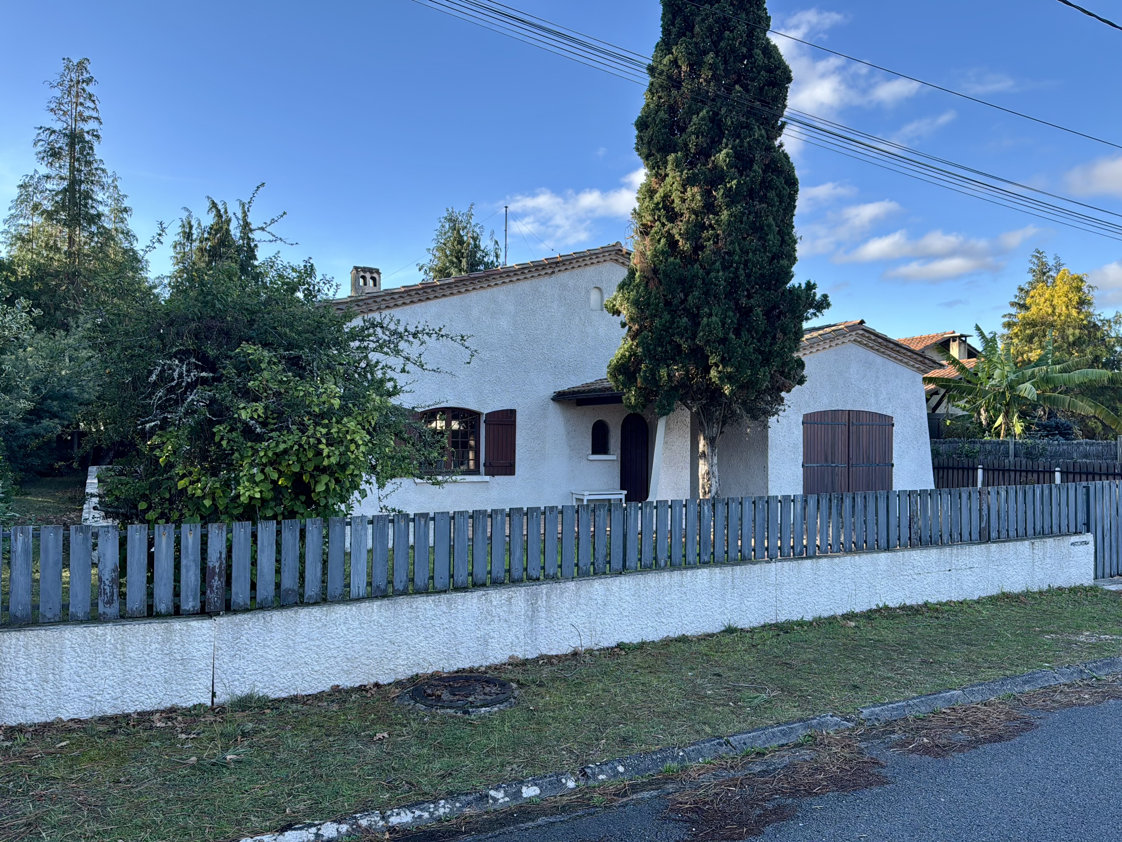 Maison familiale de plain-pied à vendre à Arès – 184 m² à réinventer sur un terrain de 1 009 m²