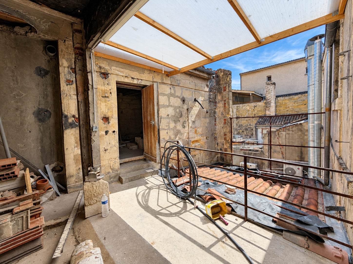 Immeuble en pierre à vendre à Bordeaux – secteur Capucins, fort potentiel de restructuration