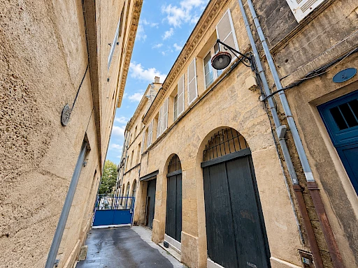 Immeuble en pierre à vendre à Bordeaux Saint-Michel / Saint-Paul – deux duplex et garage quatre places