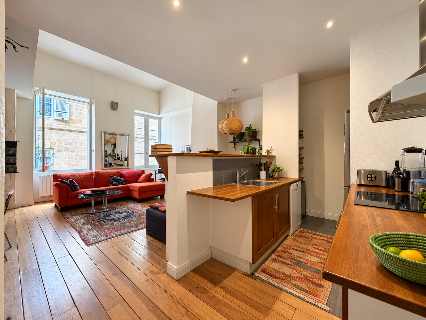 Duplex T4 avec cheminée à vendre à Bordeaux Saint-Michel / Saint-Paul – trois chambres et deux stationnements intérieurs