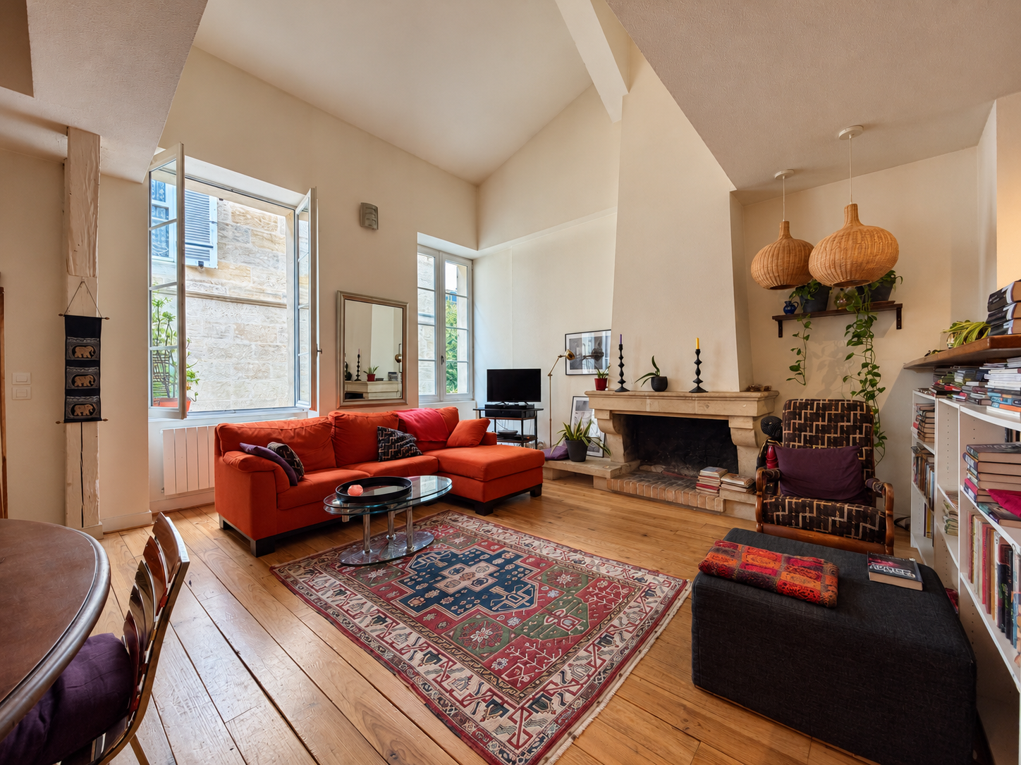 Duplex T4 avec cheminée à vendre à Bordeaux Saint-Michel / Saint-Paul – trois chambres et deux stationnements intérieurs