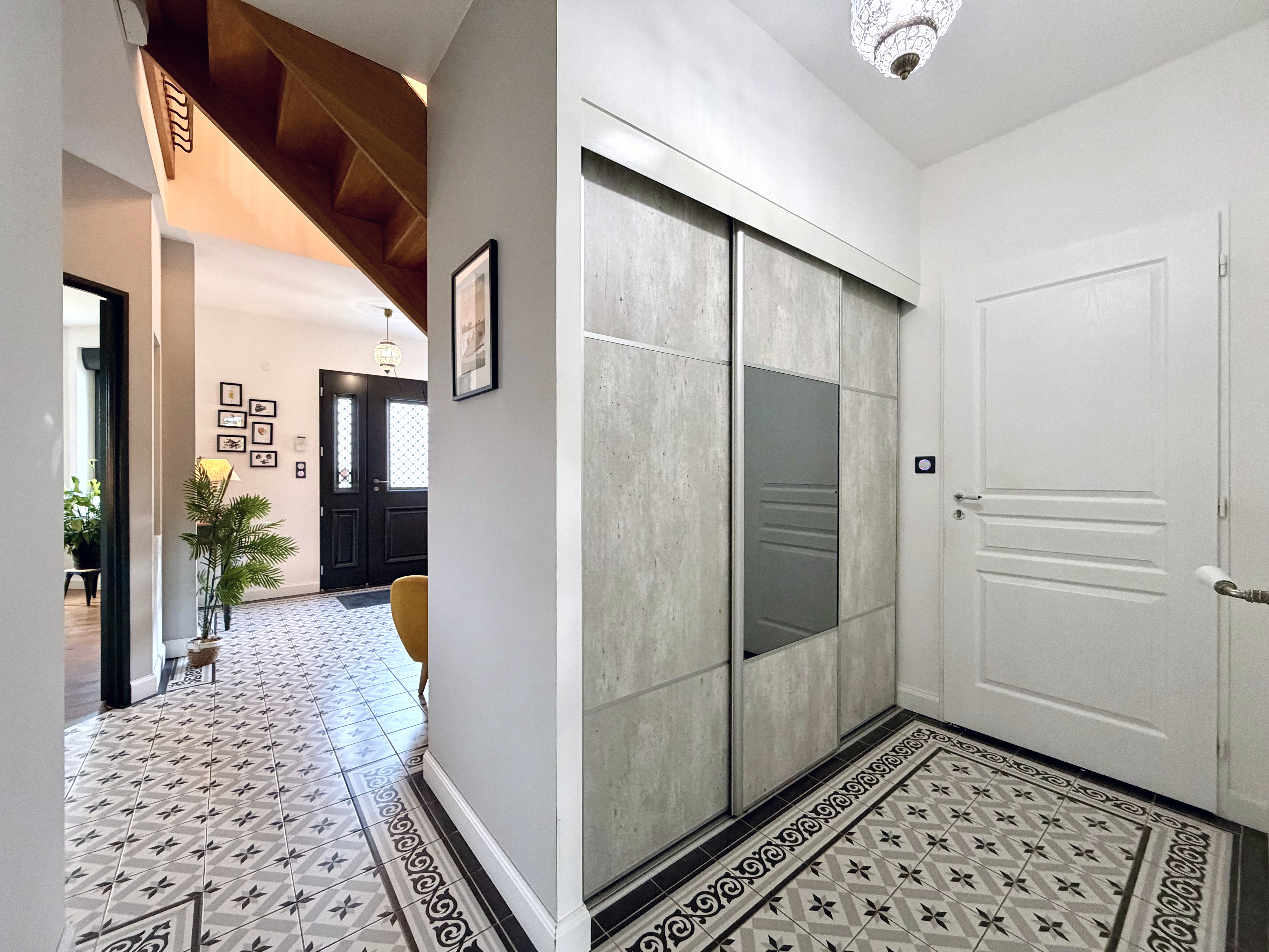 Maison d'inspiration arcachonnaise à vendre à Audenge – Piscine, matériaux nobles et prestations haut de gamme