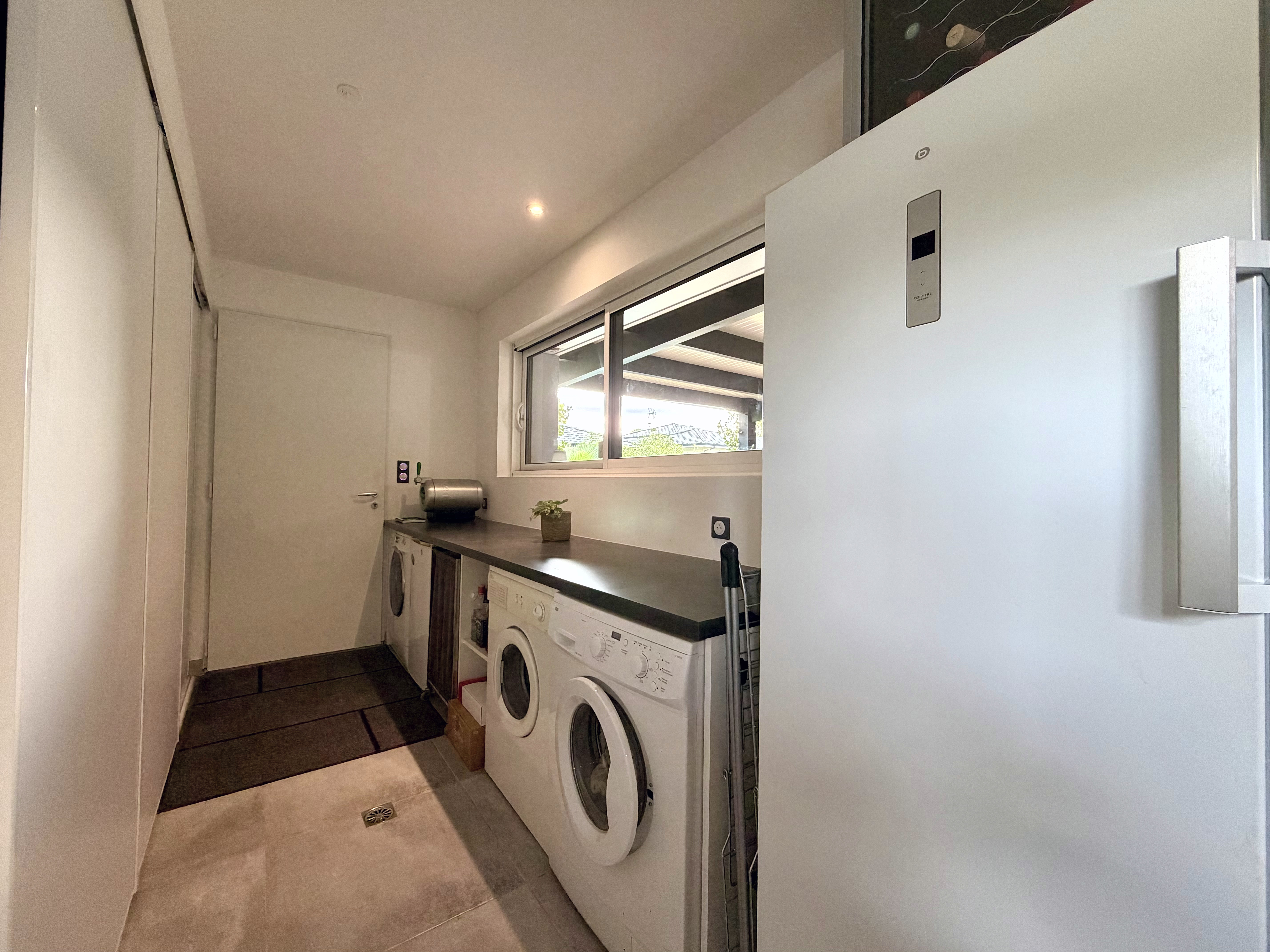 Maison d'inspiration arcachonnaise à vendre à Audenge – Piscine, matériaux nobles et prestations haut de gamme