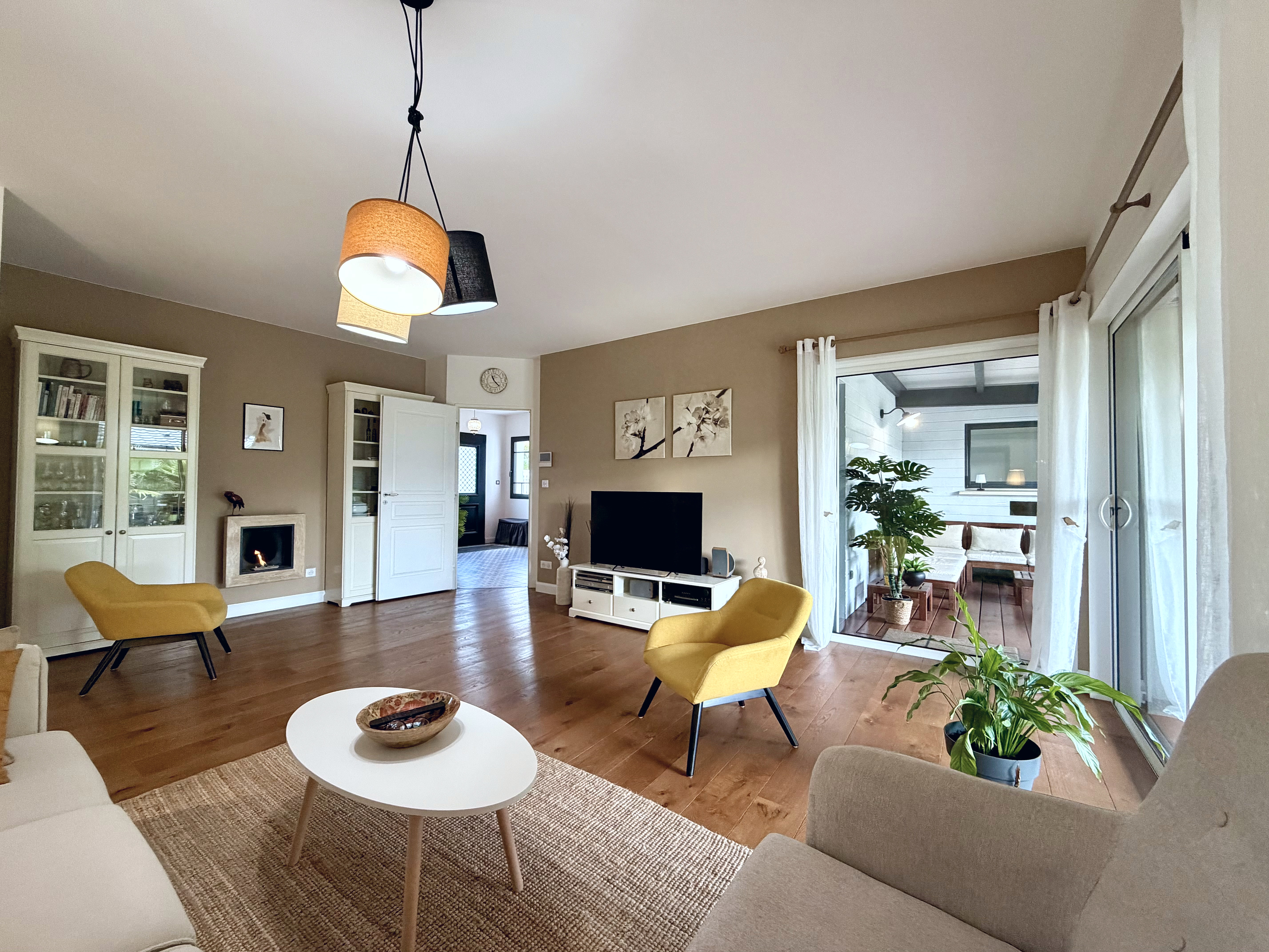 Maison d'inspiration arcachonnaise à vendre à Audenge – Piscine, matériaux nobles et prestations haut de gamme